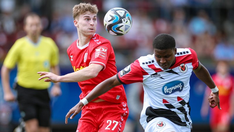 Dominik Kother (Jahn Regensburg) gegen Sidny Lopes Cabral (Viktoria Köln) | Bild: picture alliance / Maximilian Koch | Maximilian Koch Dominik Kother (Jahn Regensburg) gegen Sidny Lopes Cabral (Viktoria Köln)