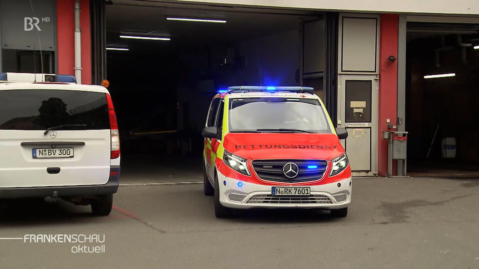 Rettungswagen fährt mit Blaulicht.