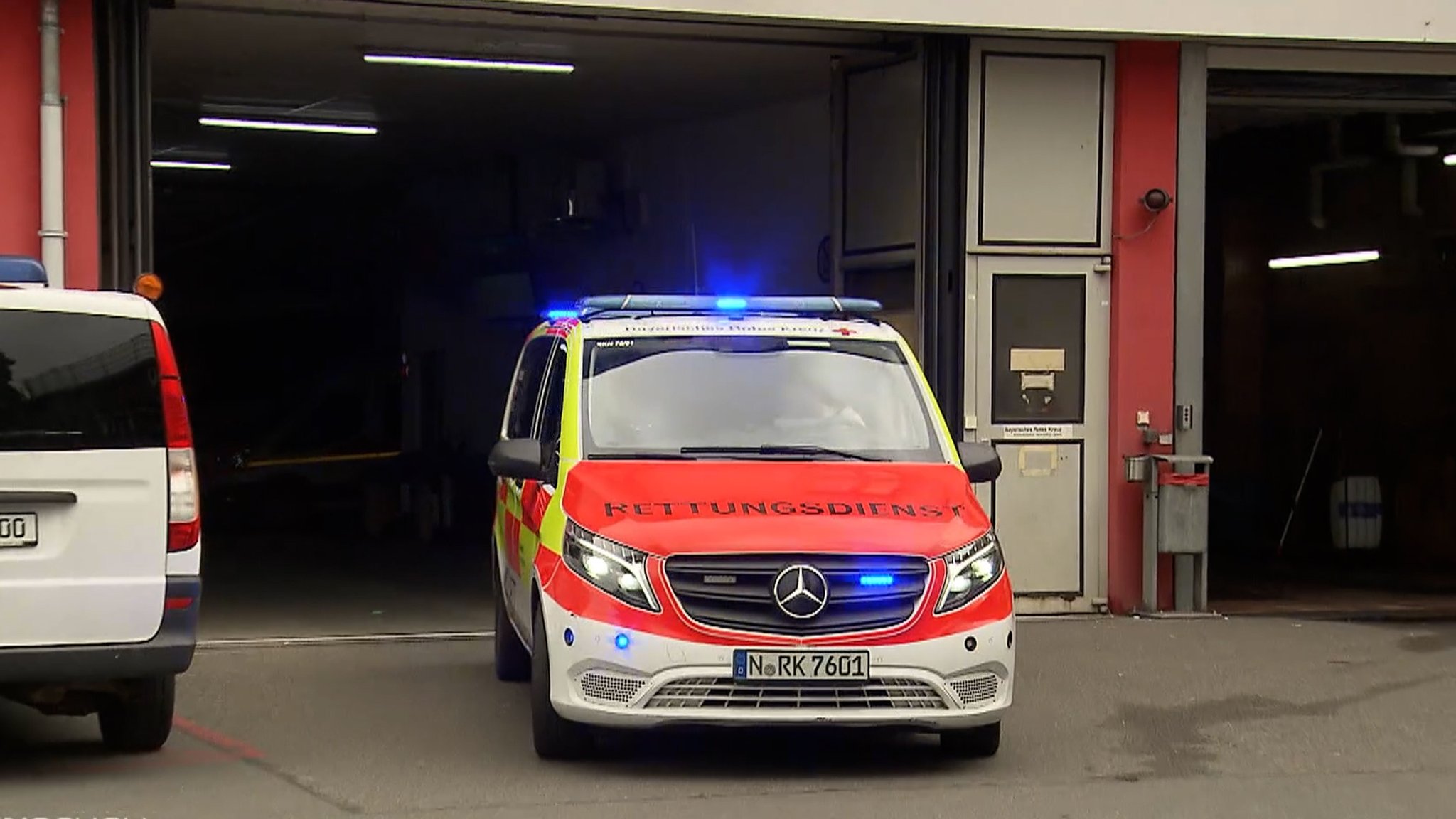 Rettungswagen fährt mit Blaulicht.