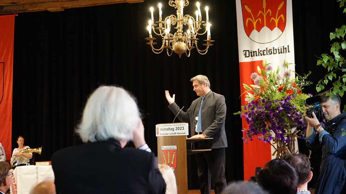 Ministerpräsident Markus Söder steht auf der Bühne in Dinkelsbühl.