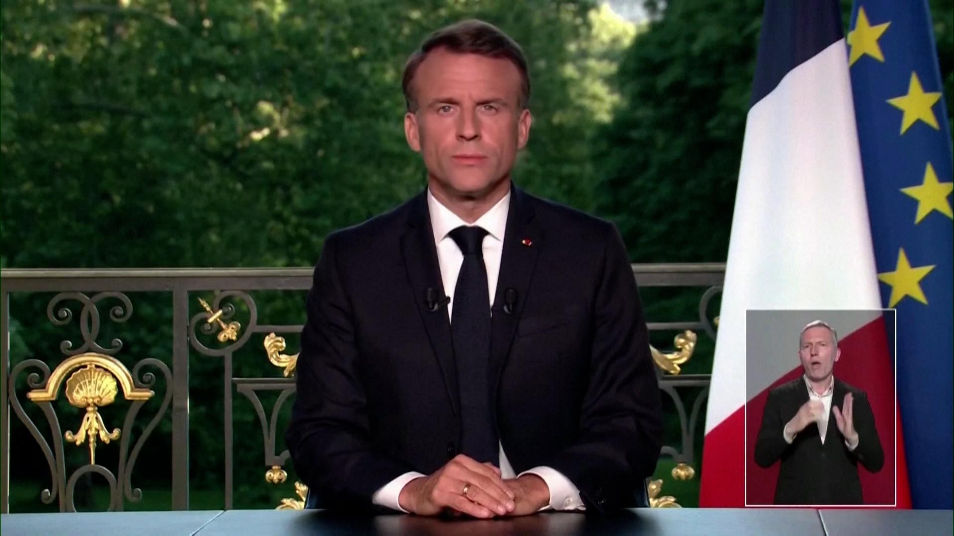 Frankreichs Präsident Macron ruft im Fernsehen Neuwahlen am 30. Juni aus. 