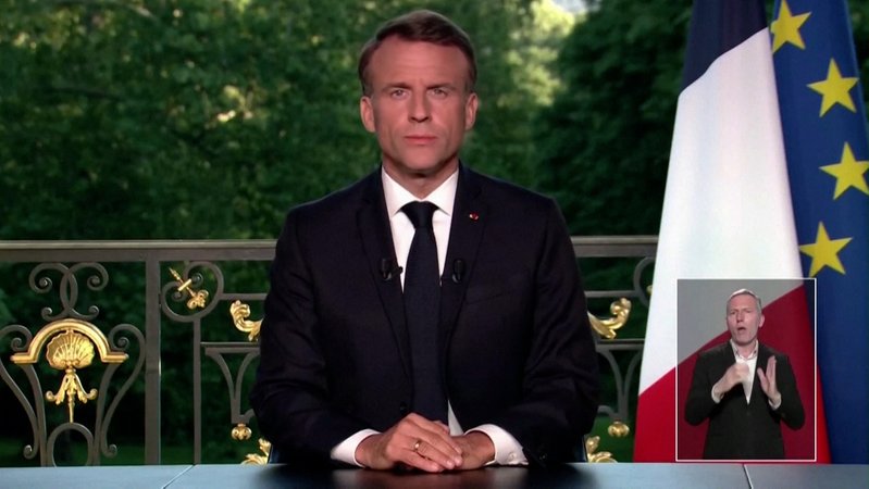 Frankreichs Präsident Macron ruft im Fernsehen Neuwahlen am 30. Juni aus. 
