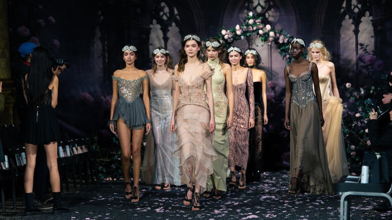 Dünne Models auf der London Fashionweek 2026 | Bild: picture alliance / Sipa USA | SOPA Images Dünne Models auf der London Fashionweek 2026