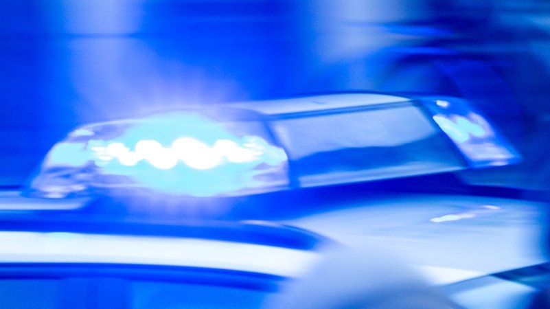 Ein Streifenwagen der Polizei ist mit Blaulicht im Einsatz. | Bild: dpa-Bildfunk/Jens Büttner Ein Streifenwagen der Polizei ist mit Blaulicht im Einsatz.