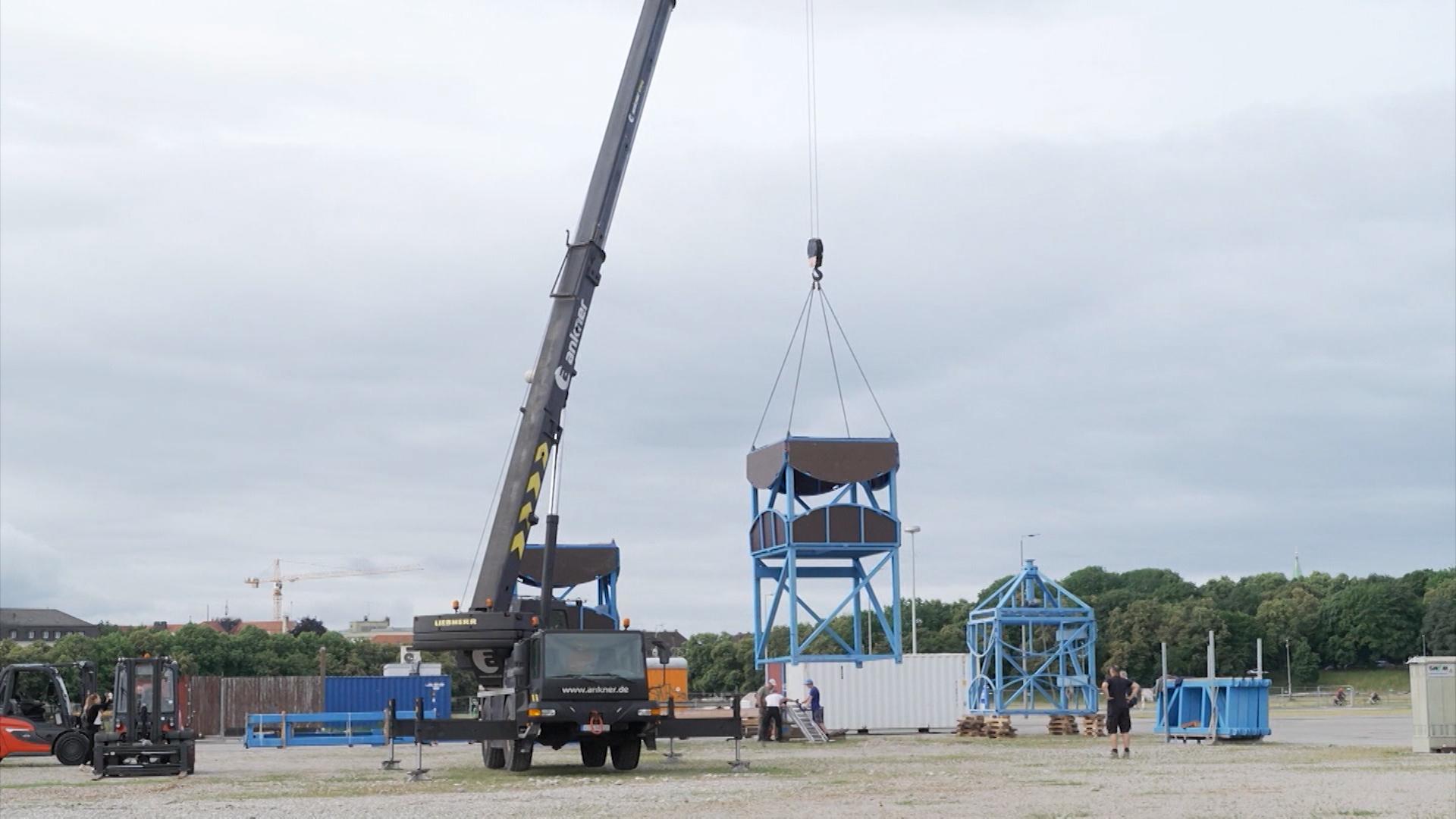 Gut zweieinhalb Monate vor Beginn des Oktoberfests hat auf der Münchner Theresienwiese der Wiesn-Aufbau begonnen.