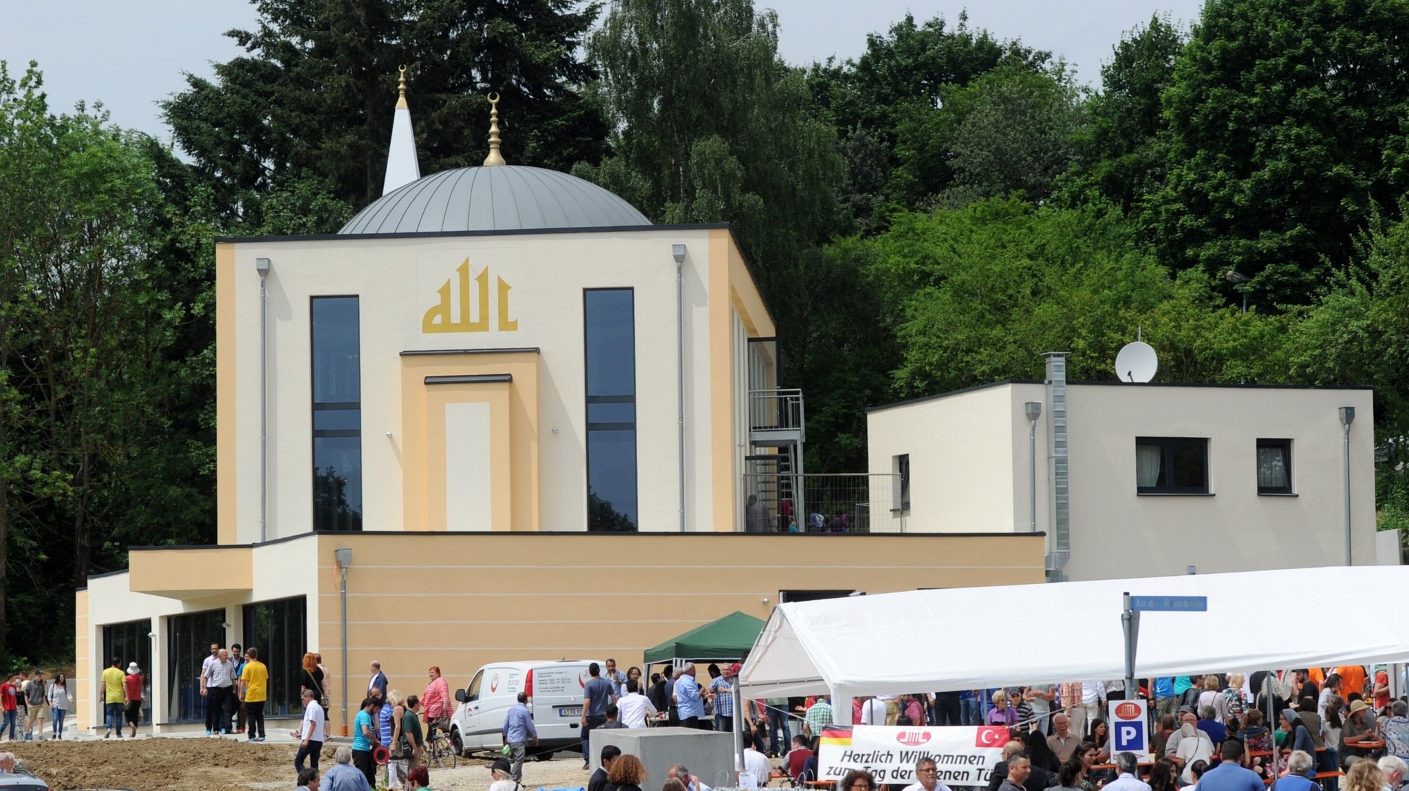 Zahlreiche Menschen halten sich in Pfaffenhofen an der Ilm vor der Moschee der türkischen Gemeinde auf. | Bild: picture alliance / dpa | Tobias Hase Zahlreiche Menschen halten sich in Pfaffenhofen an der Ilm vor der Moschee der türkischen Gemeinde auf.