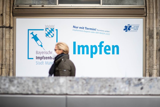 "Impfen" - Schrift auf einem Plakat an einem Impfzentrum in München
