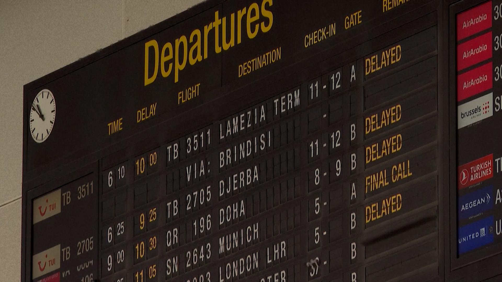 Anzeigetafel mit Verspätungen am Berliner Flughafen