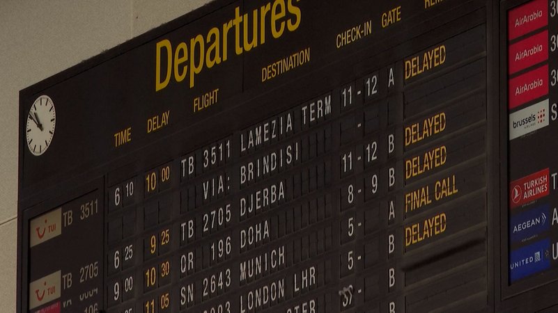 Anzeigetafel mit Verspätungen am Berliner Flughafen | Bild: BR Anzeigetafel mit Verspätungen am Berliner Flughafen