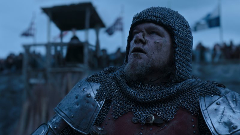 Filmszene: Matt Damon als gehörnter Ritter fordert Adam Driver zu "The Last Duel" in Ridley Scotts Mittelalter-Epos nach wahren Begebenheiten.