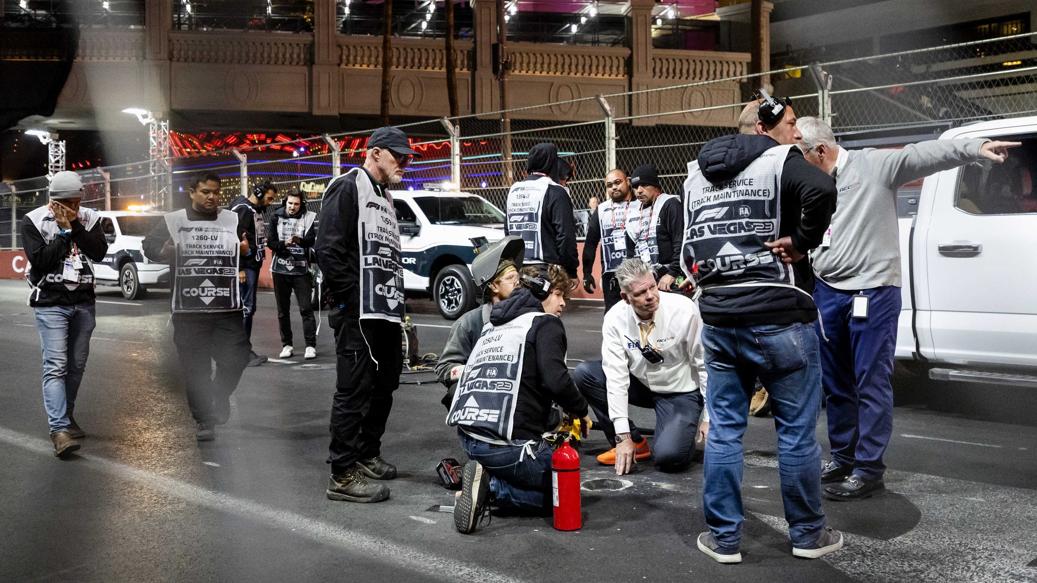 Der lockere Kanaldeckel führte dazu, dass das 1. Freie Training vor dem Formel-1-Grand-Prix von Las Vegas auf dem Las Vegas Strip Circuit in Nevada vorzeitig abgebrochen wurde. 