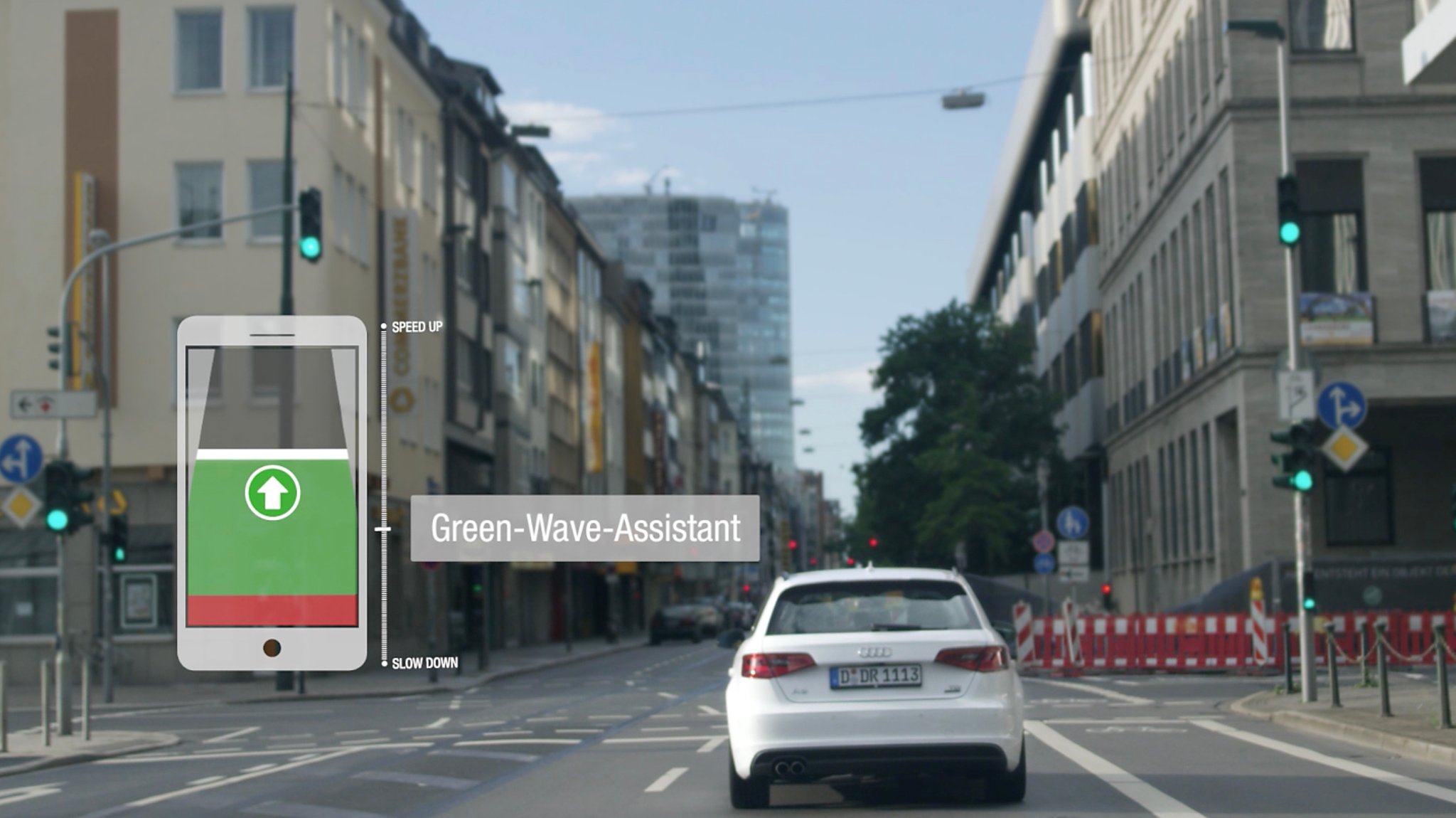 Handy-App Trafficpilot dahinter eine Strenkreuzung mit Ampel