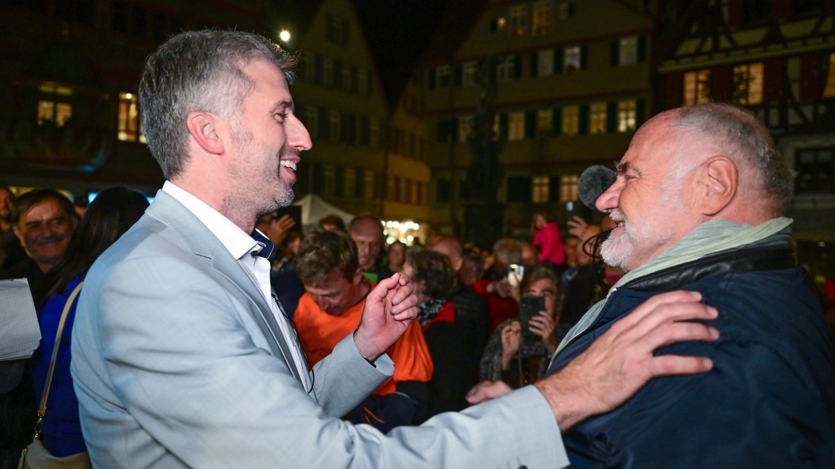 Oktober 2022: Boris Palmer (l.), der alte und neue Oberbürgermeister von Tübingen, bekommt nach seiner Wiederwahl auf dem Marktplatz Glückwünsche von Rezzo Schlauch.