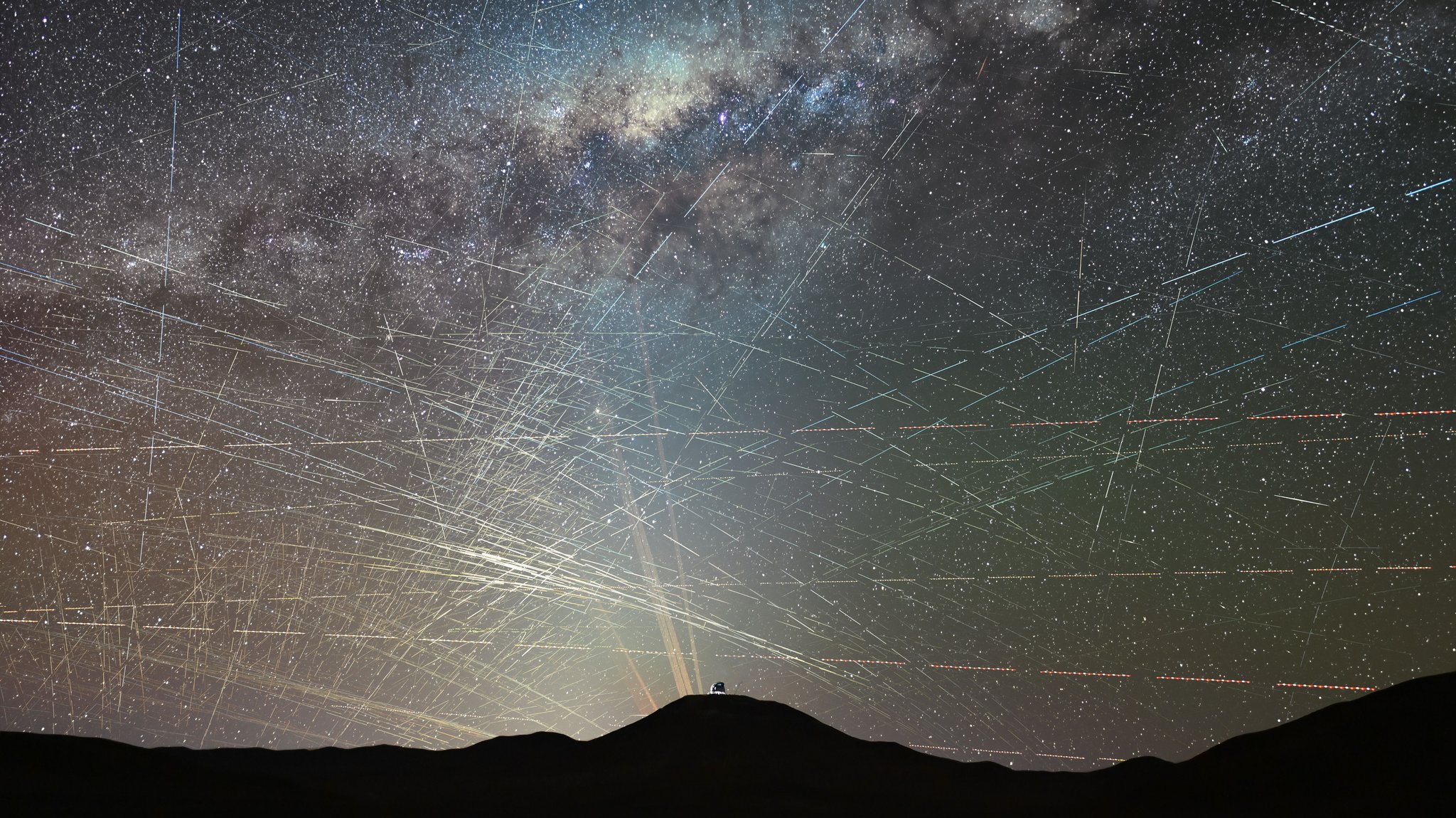(Symbolbild) Lichtverschmutzung durch Satelliten in der Atacama-Wüste. 