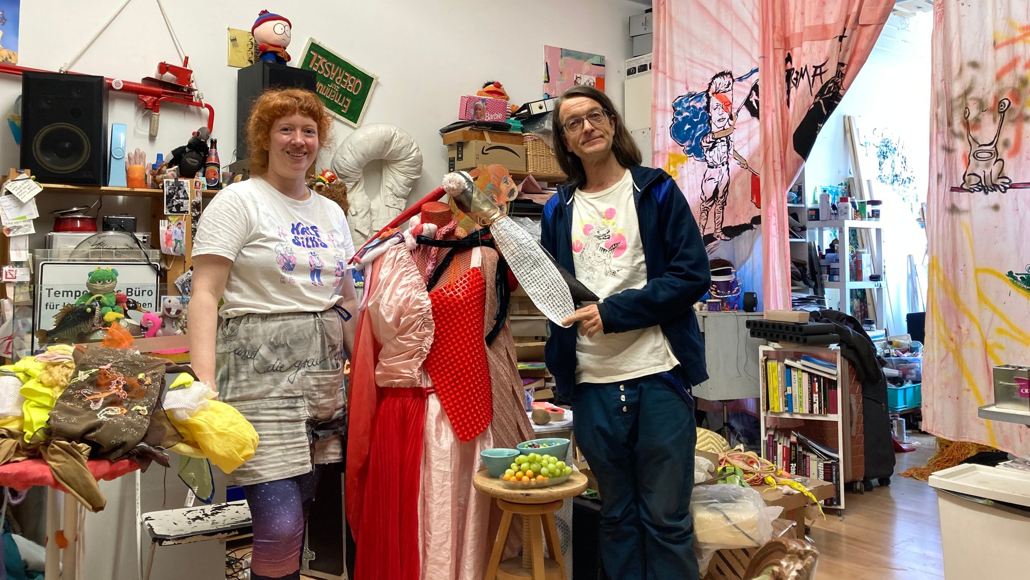 Steffi Müller und Klaus Erika Dietl im Münchner Atelier von Müller zwischen unzähligen bunten Stoffarbeiten und Objekten.