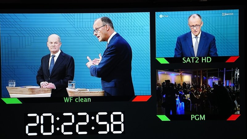 Journalisten beobachten das TV-Duell von ARD und ZDF mit Bundeskanzler Olaf Scholz (SPD) und Friedrich Merz, Unions-Kanzlerkandidat und CDU-Bundesvorsitzender, am Studio Berlin-Adlershof. | Bild: dpa-Bildfunk/Kay Nietfeld Journalisten beobachten das TV-Duell von ARD und ZDF mit Bundeskanzler Olaf Scholz (SPD) und Friedrich Merz, Unions-Kanzlerkandidat und CDU-Bundesvorsitzender, am Studio Berlin-Adlershof.