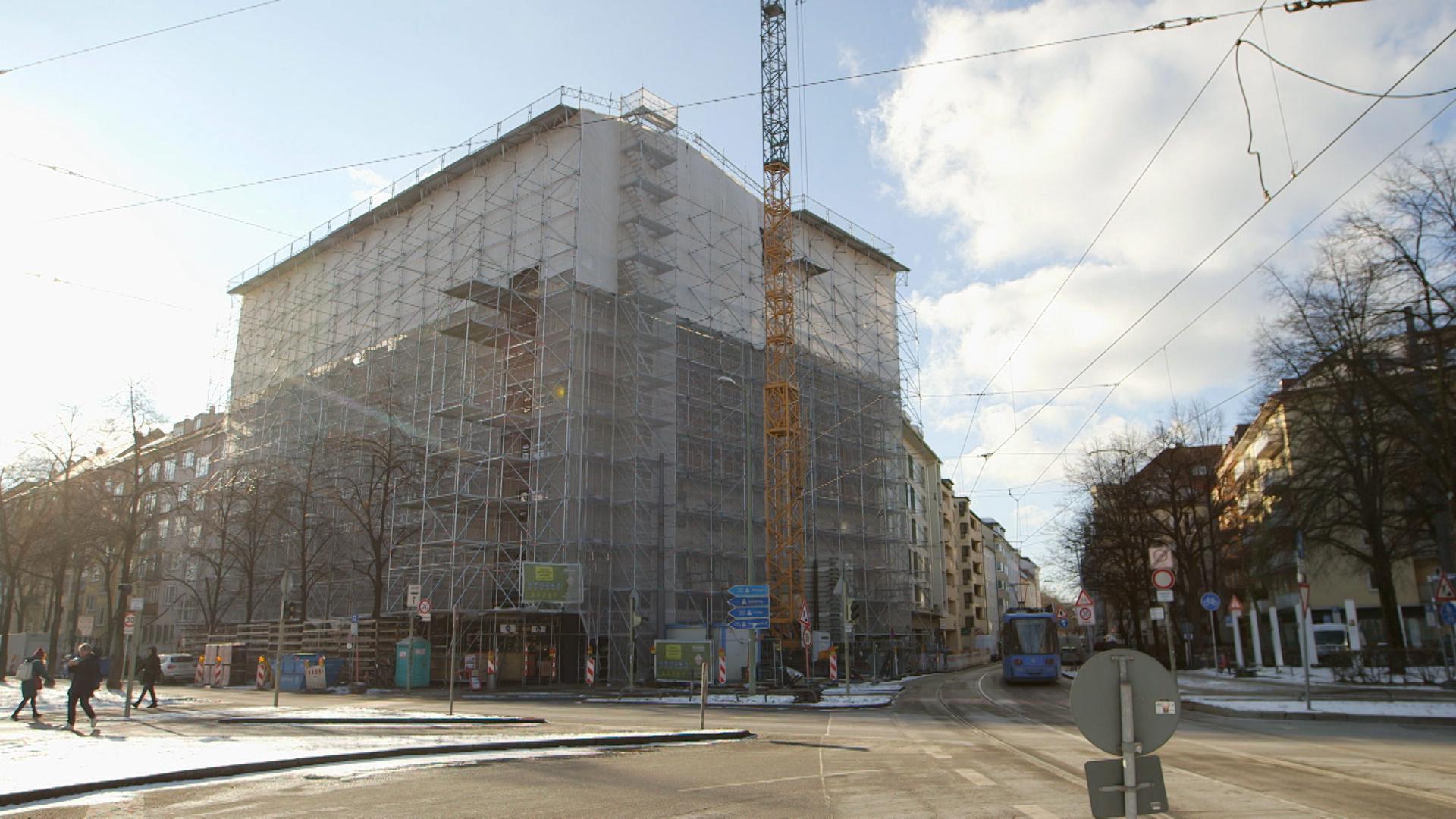 Ein Wohnhaus in München Neuhausen ist  komplett von einem Baustellengerüst umgeben