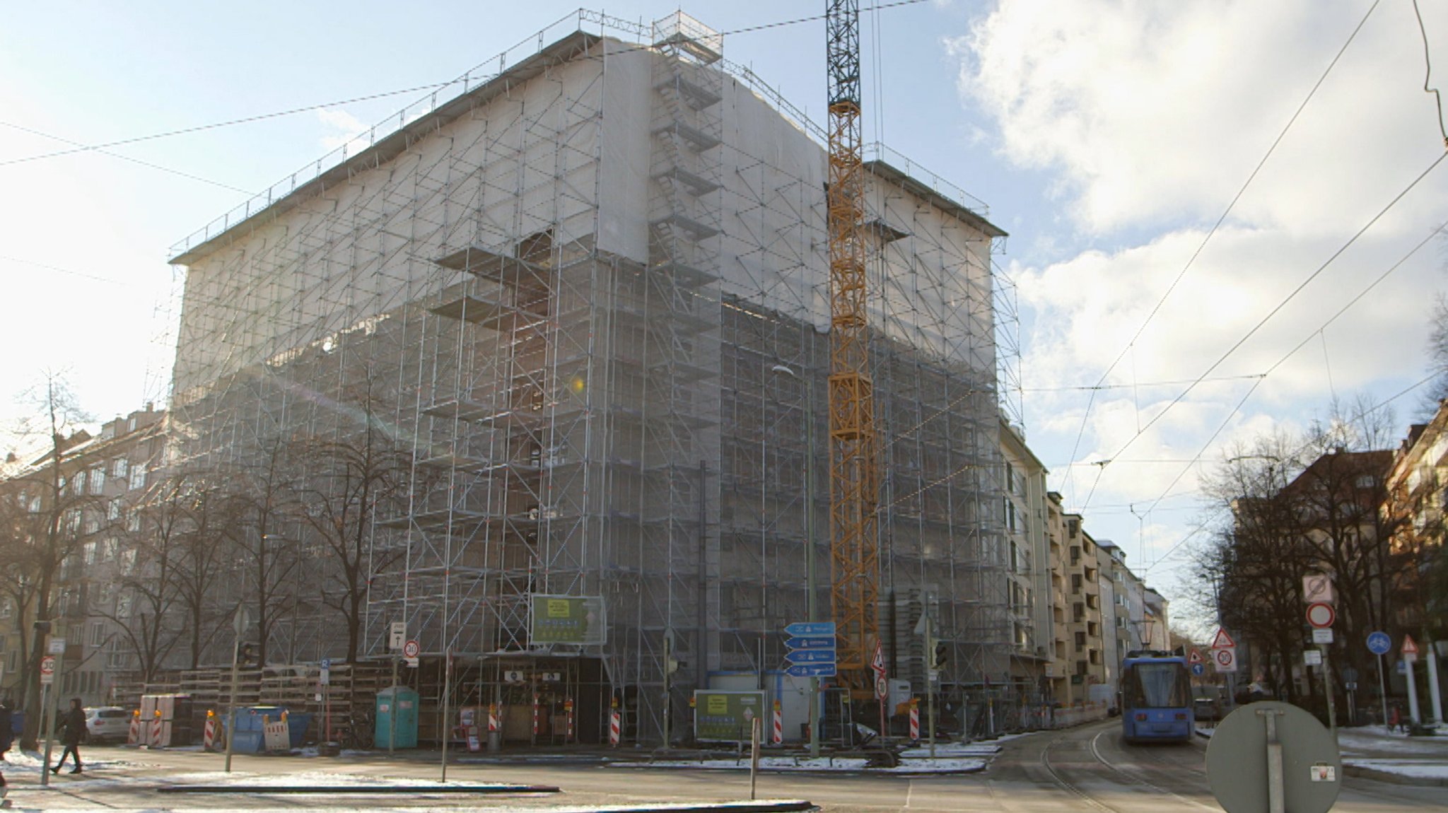 Ein Wohnhaus in München Neuhausen ist  komplett von einem Baustellengerüst umgeben