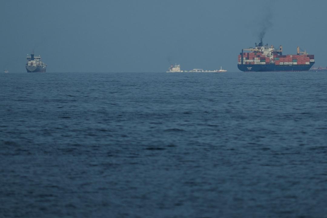 Mehrere Frachtschiffe im Wasser rund um die arabische Halbinsel