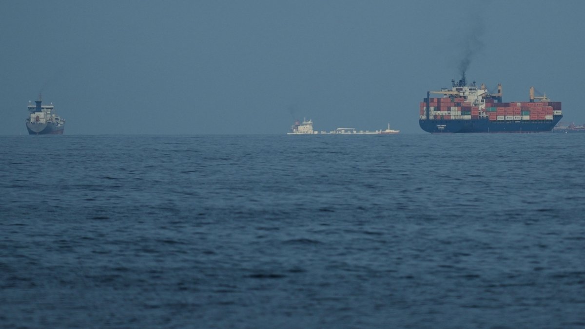 Mehrere Frachtschiffe im Wasser rund um die arabische Halbinsel