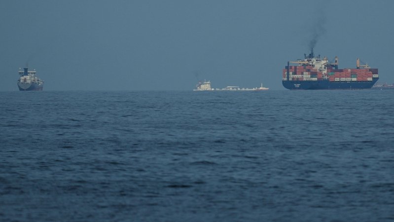Mehrere Frachtschiffe im Wasser rund um die arabische Halbinsel | Bild: dpa-Bildfunk/Altaf Qadri Mehrere Frachtschiffe im Wasser rund um die arabische Halbinsel