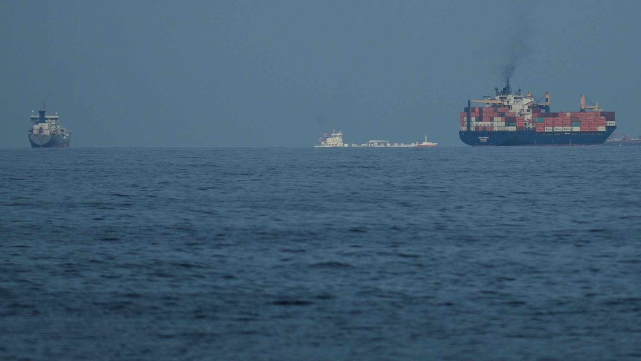 Mehrere Frachtschiffe im Wasser rund um die arabische Halbinsel