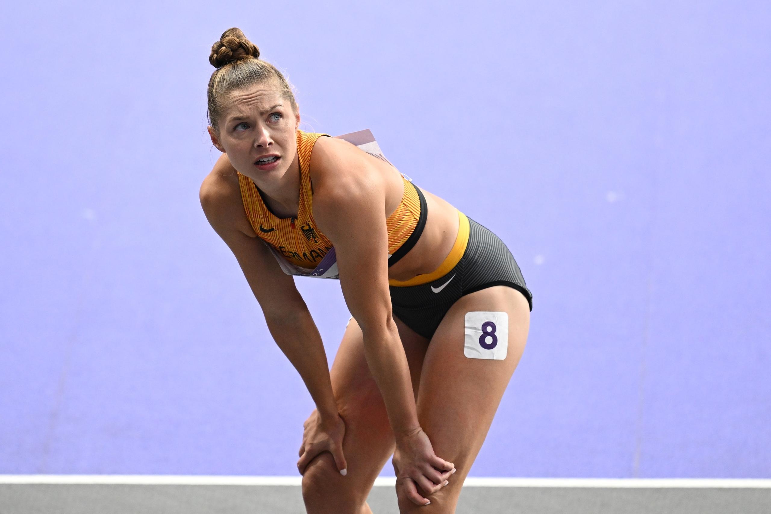 dpatopbilder - 03.08.2024, Frankreich, Saint-Denis: Olympia, Paris 2024, Leichtathletik, Stade de France, Vorkampf, 100 m, Frauen, Halbfinale, Gina Lückenkemper aus Deutschland reagiert. 