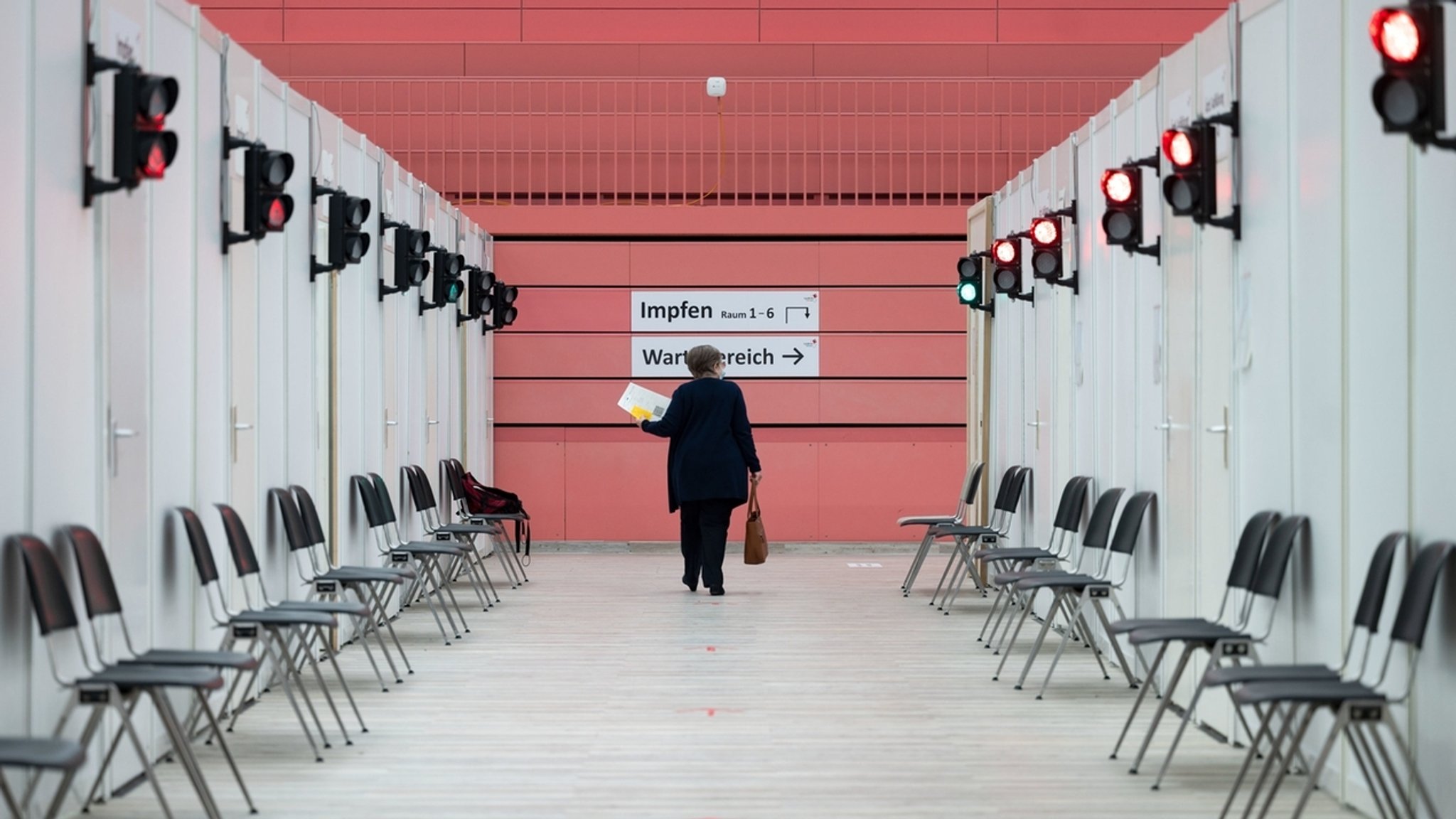 Eine Besucherin in einem Impfzentrum