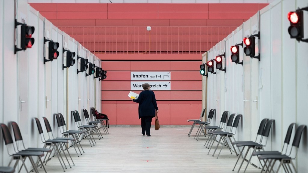 Eine Besucherin in einem Impfzentrum | Bild: dpa-Bildfunk/Marijan Murat Eine Besucherin in einem Impfzentrum