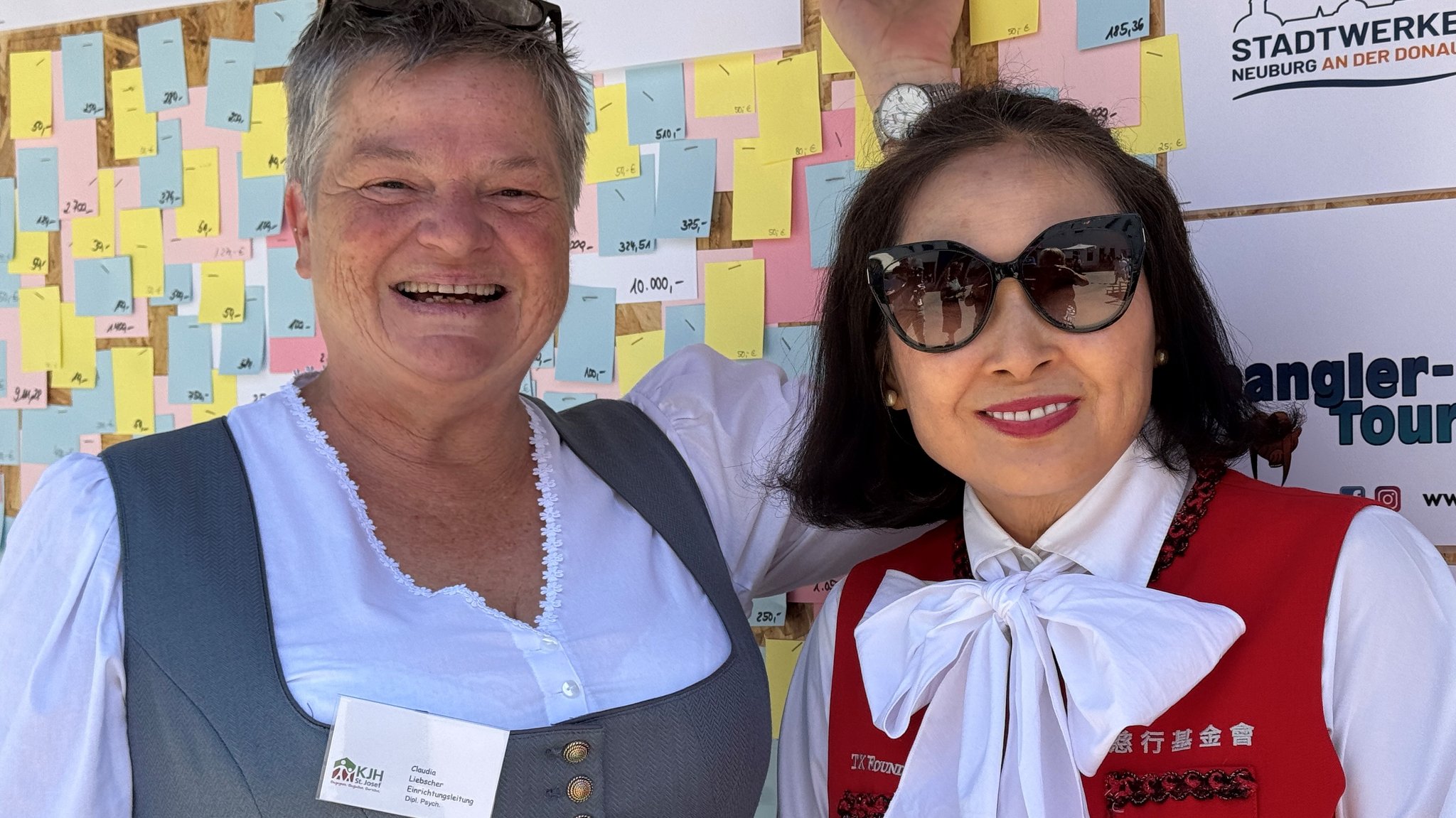 Claudia Liebscher, Leiterin des Kinder- und Jugendzentrums St. Josef, begrüßt die taiwanesische Stifterin Liza Lin | Bild: BR / Susanne Pfaller Claudia Liebscher, Leiterin des Kinder- und Jugendzentrums St. Josef, begrüßt die taiwanesische Stifterin Liza Lin