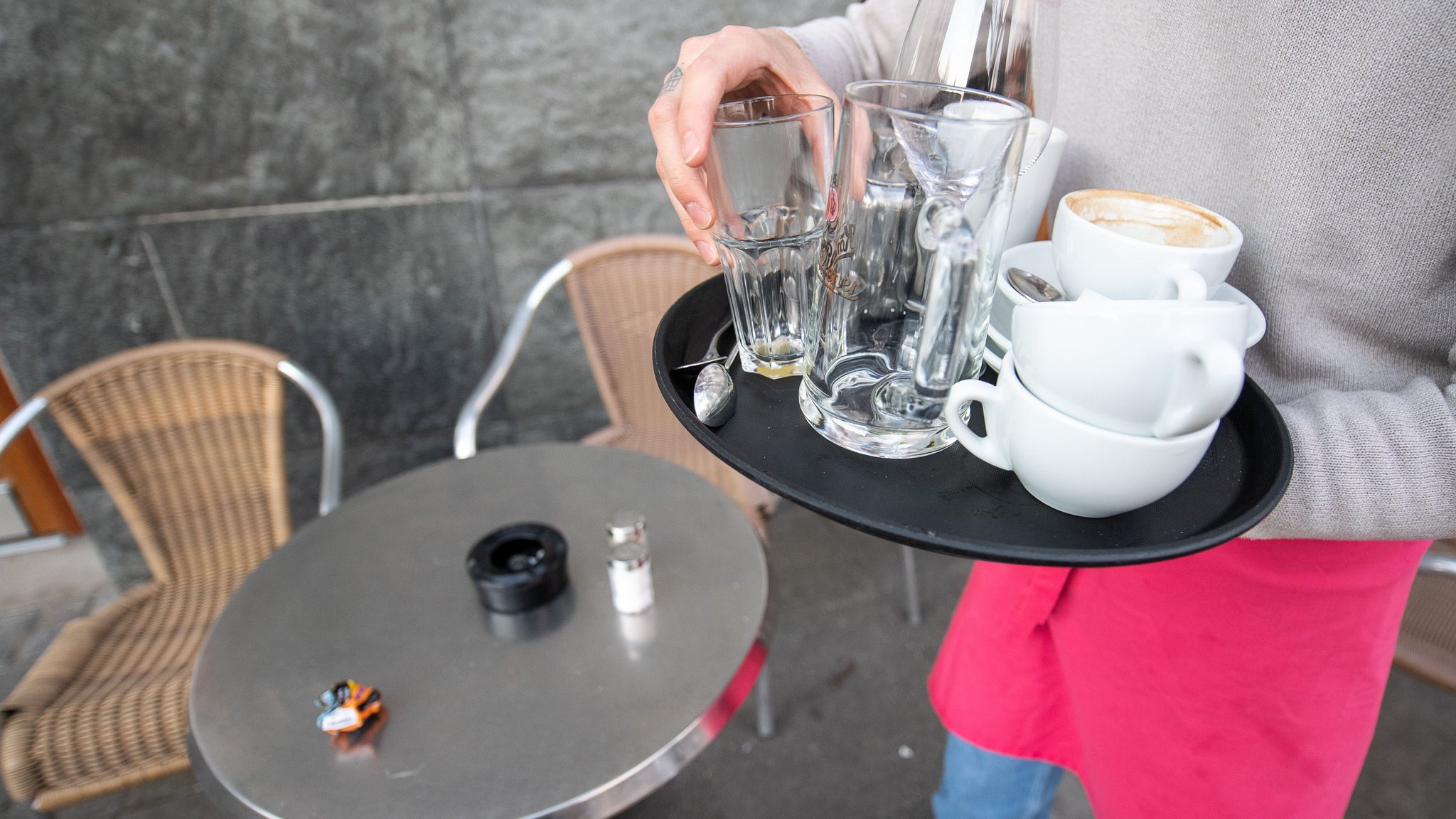 Bedienung räumt Gläser ab