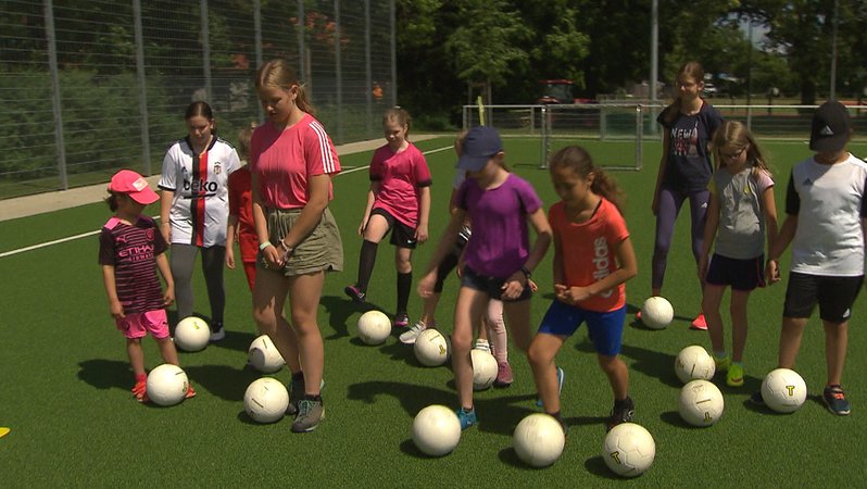 Fußballtraining bei "Mädchen an den Ball" in München Trudering