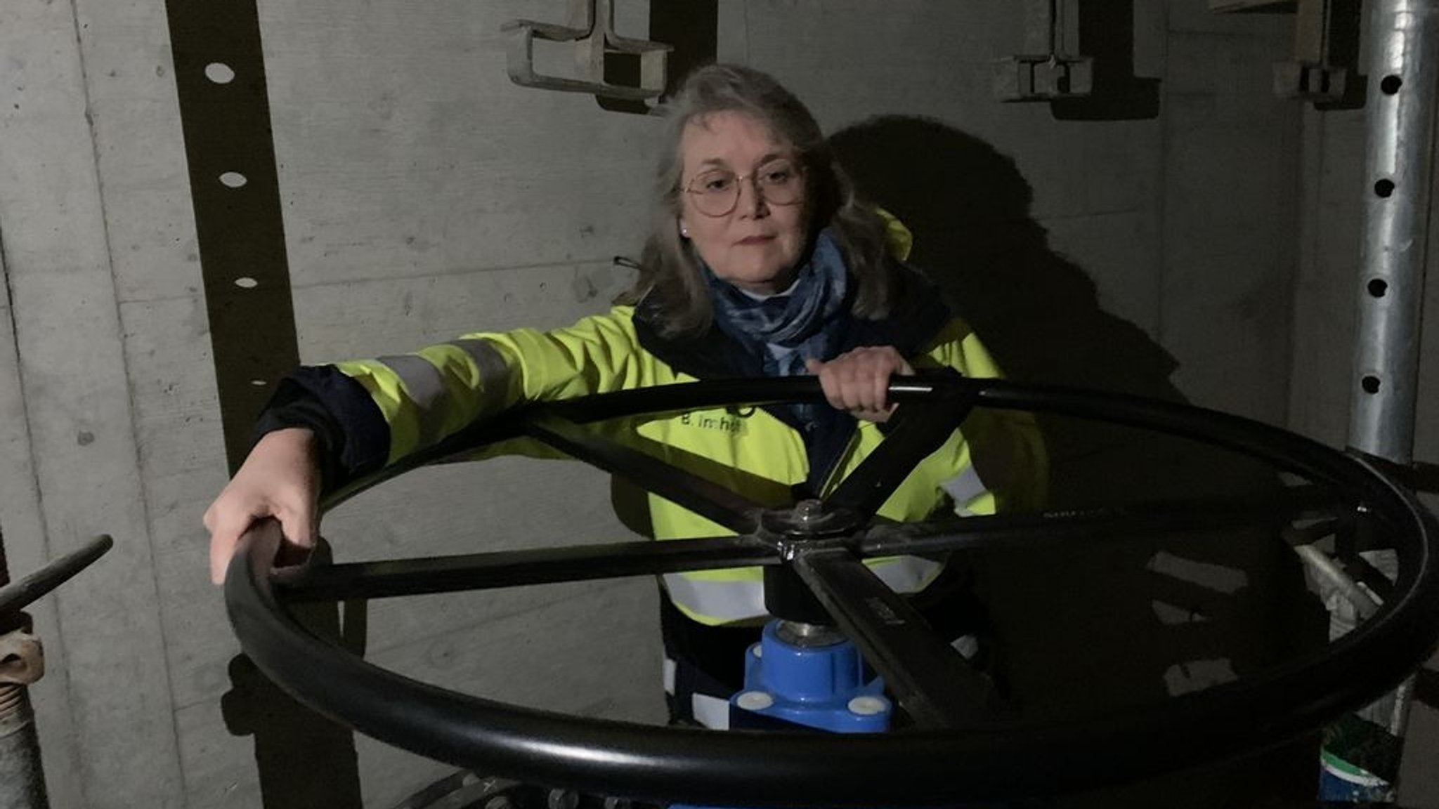 Birgit Imhof schließt den Schieber unterhalb des Damms. Der Ellertshäuser See läuft wieder voll. 