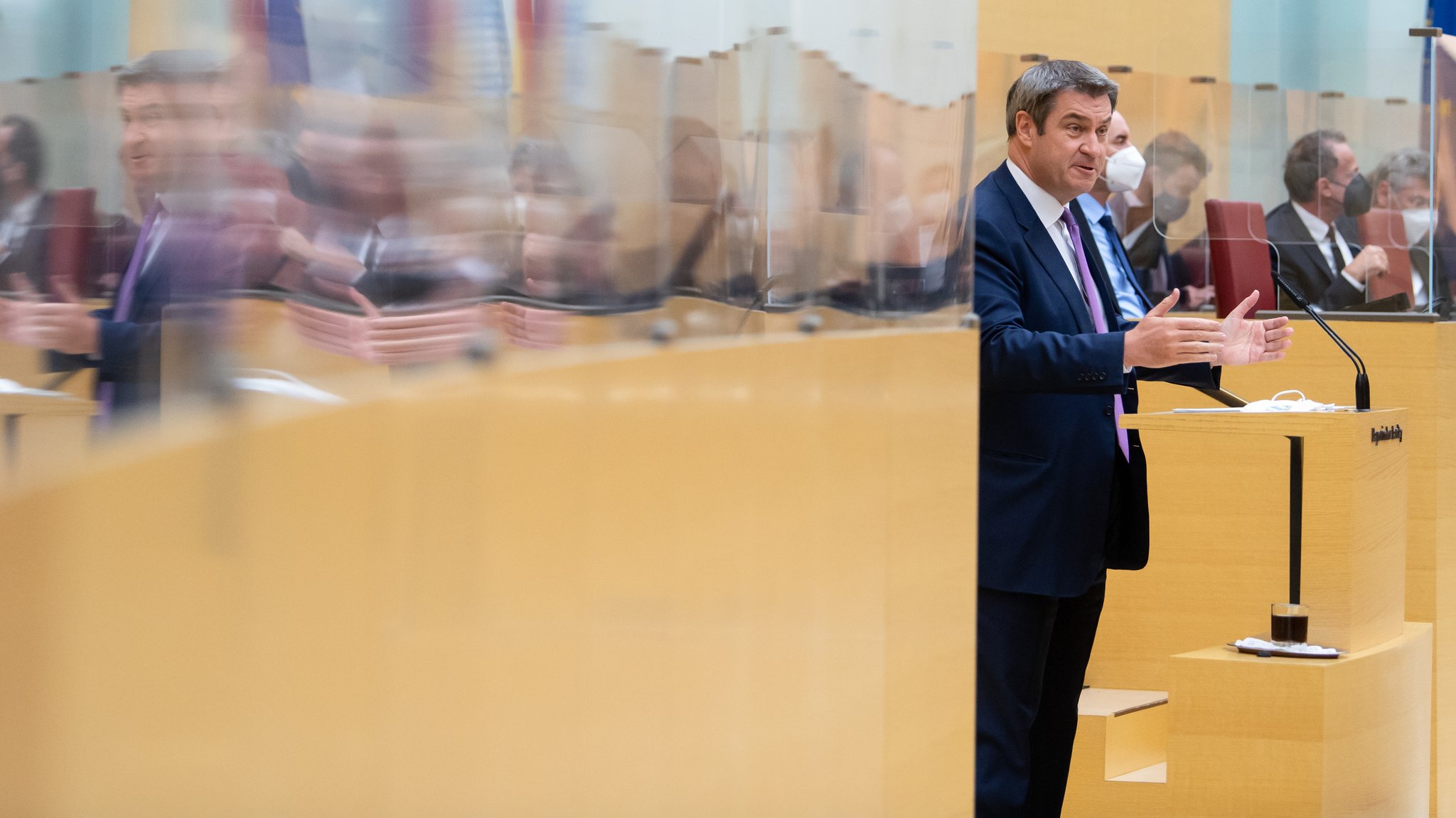 Ein Bild aus einer anderen Zeit: Bei Söders letzter Regierungserklärung im März 2022 gab es im Landtag noch Plexiglasscheiben und Maskenpflicht.