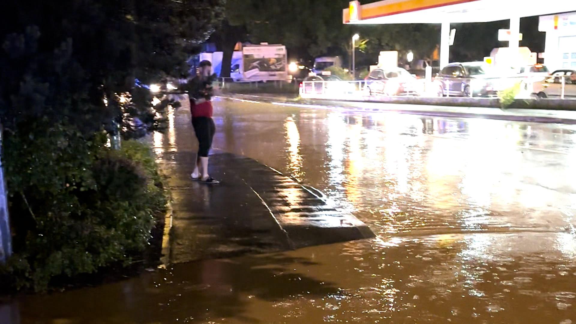 Eine Straße steht unter Wasser während des Hochwassers in Kitzingen am ersten Juni 2024.