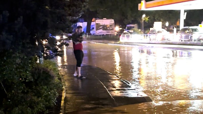 Eine Straße steht unter Wasser während des Hochwassers in Kitzingen am ersten Juni 2024. | Bild: BR Eine Straße steht unter Wasser während des Hochwassers in Kitzingen am ersten Juni 2024.