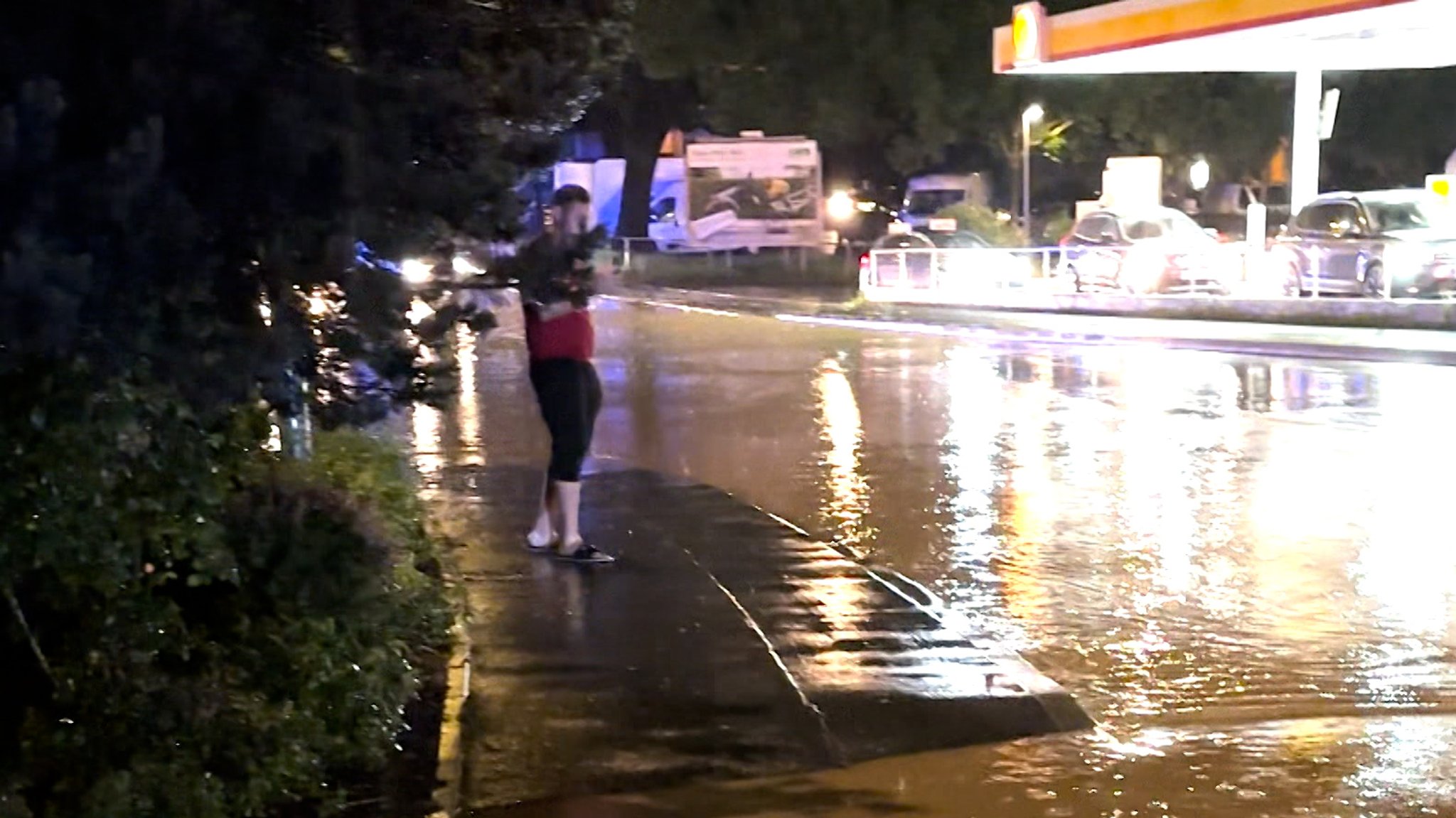 Eine Straße steht unter Wasser während des Hochwassers in Kitzingen am ersten Juni 2024.