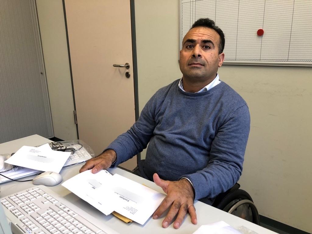 Delbarin Hosseini sitzt an seinem Schreibtisch in der Agentur für Arbeit.