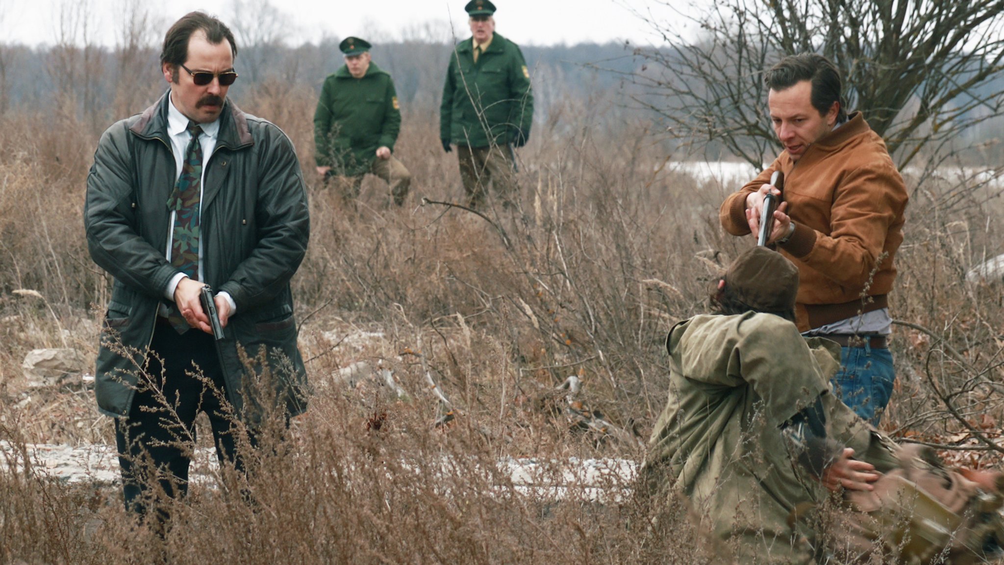 Zwei Ermittler, der eine ein ehemaliger Stasi-Mitarbeiter, der andere ein Bundespolizist, suchen einen Mörder in "Freies Land" (Filmszene).