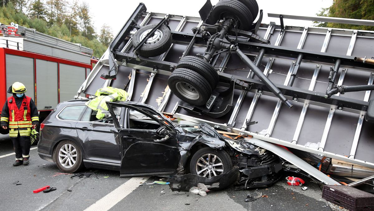 A3 Bei Rohrbrunn Transporter Kippt Beim Uberholen Auf Auto Br24