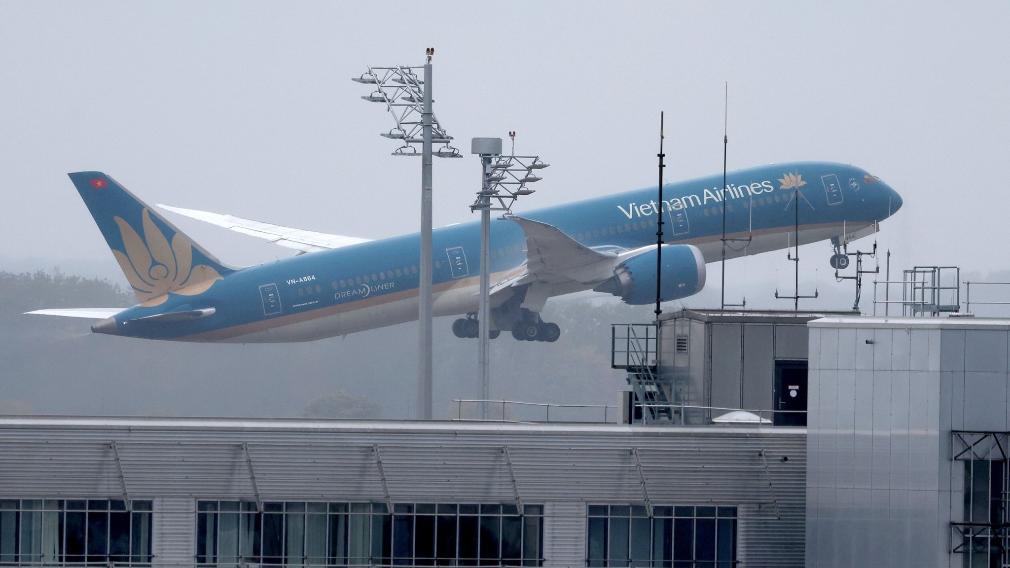 Symbolbild: Eine Maschine der Vietnam Airlines vom gleichen Typ, wie das Unfall-Flugzeug. | Bild: picture alliance/dpa | Karl-Josef Hildenbrand Symbolbild: Eine Maschine der Vietnam Airlines vom gleichen Typ, wie das Unfall-Flugzeug.