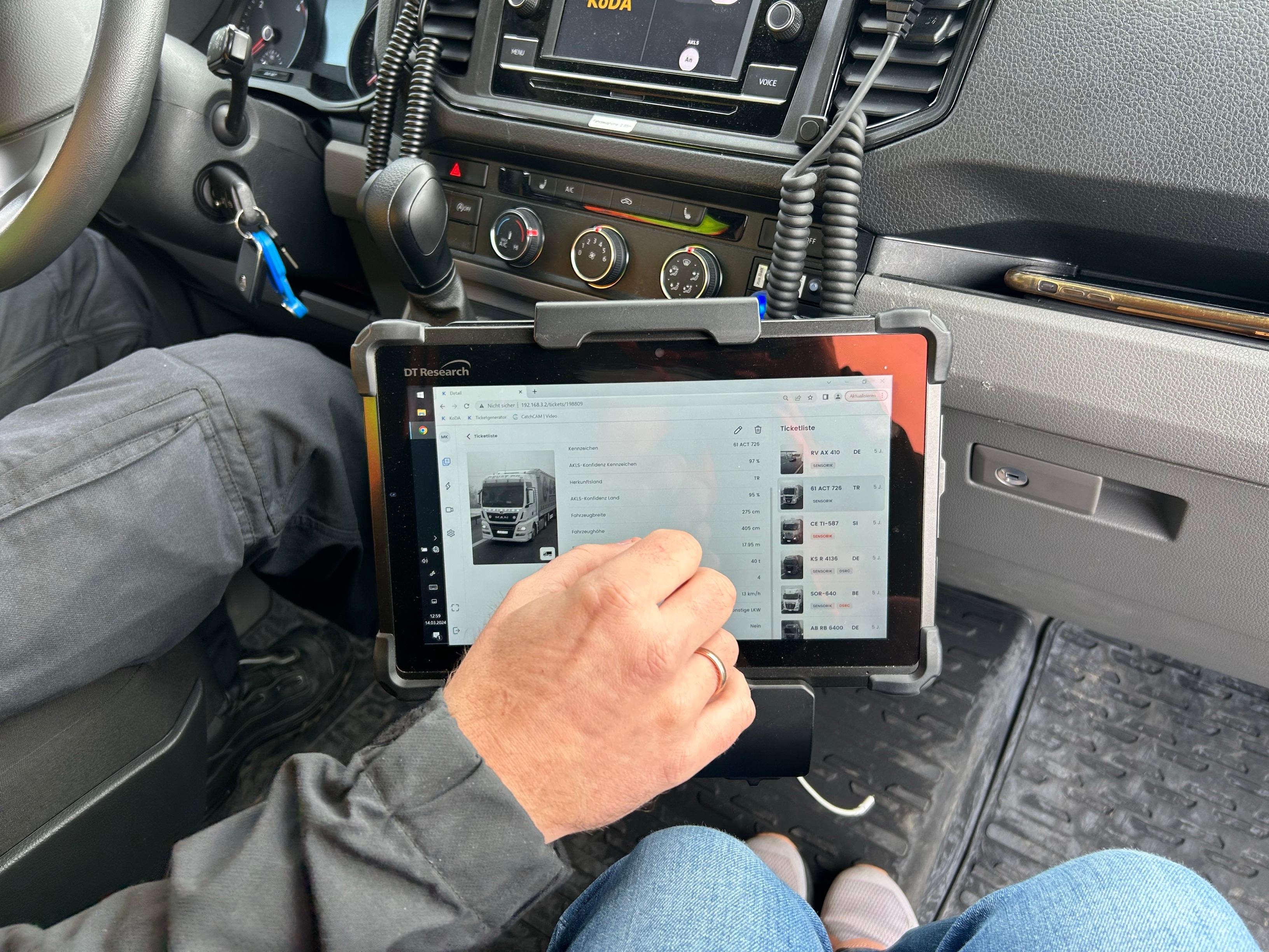 Monitor im Überwachungsfahrzeug der Polizei, auf dem die Zielobjekte angezeigt werden.