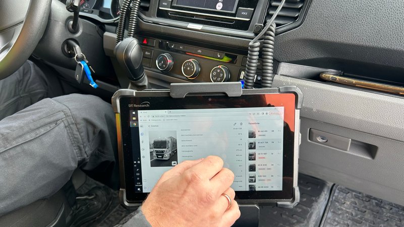 Monitor im Überwachungsfahrzeug der Polizei, auf dem die Zielobjekte angezeigt werden. | Bild: BR/Anne Axmann Monitor im Überwachungsfahrzeug der Polizei, auf dem die Zielobjekte angezeigt werden.