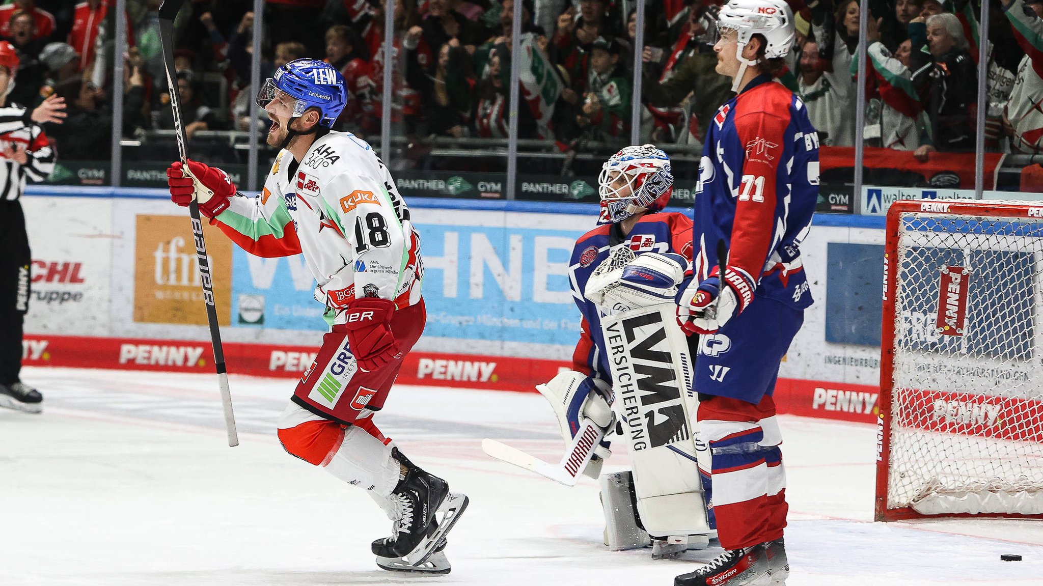 Die Augsburger Panther jubeln gegen die Nürnberg Ice Tigers.