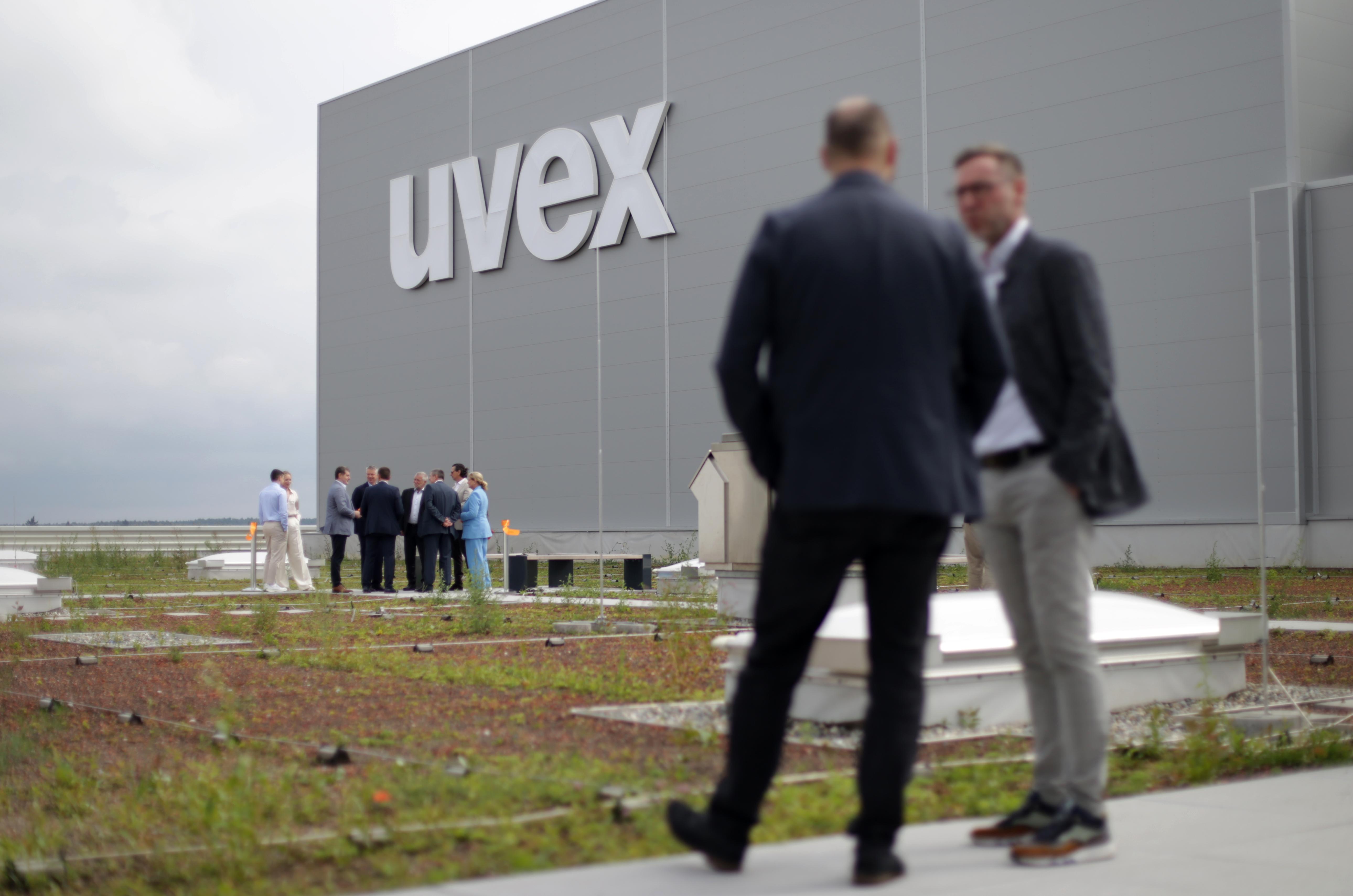 Zum symbolischen Bandschneiden stehen Uvex-Funktionäre auf dem Dach des neuen Logistikzentrums in Rednizhembach. 