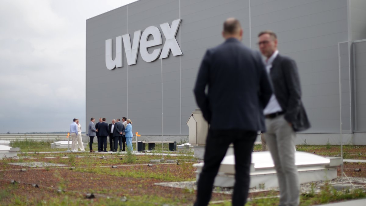 Zum symbolischen Bandschneiden stehen Uvex-Funktionäre auf dem Dach des neuen Logistikzentrums in Rednizhembach. 