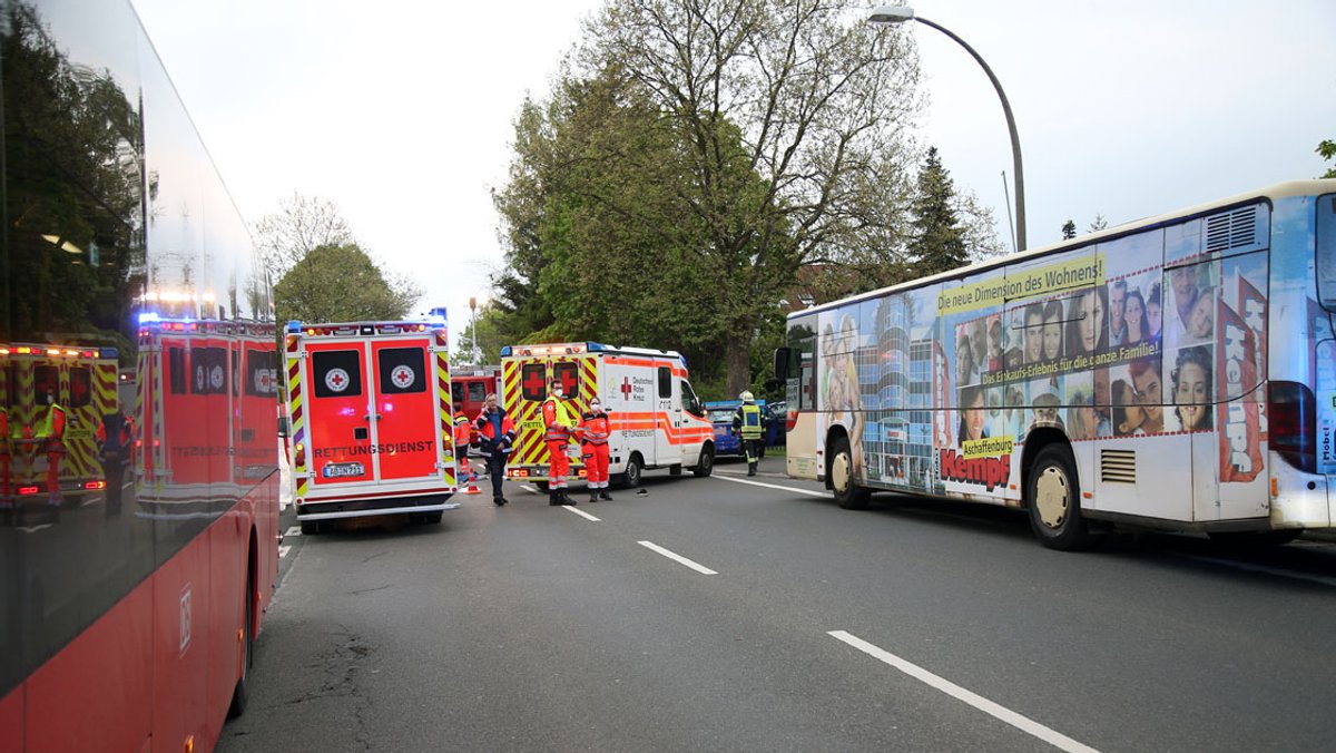 Tragischer Unfall in Haibach: Ein 24-Jähriger starb, als er die Straße vor einem Bus überqueren wollte.