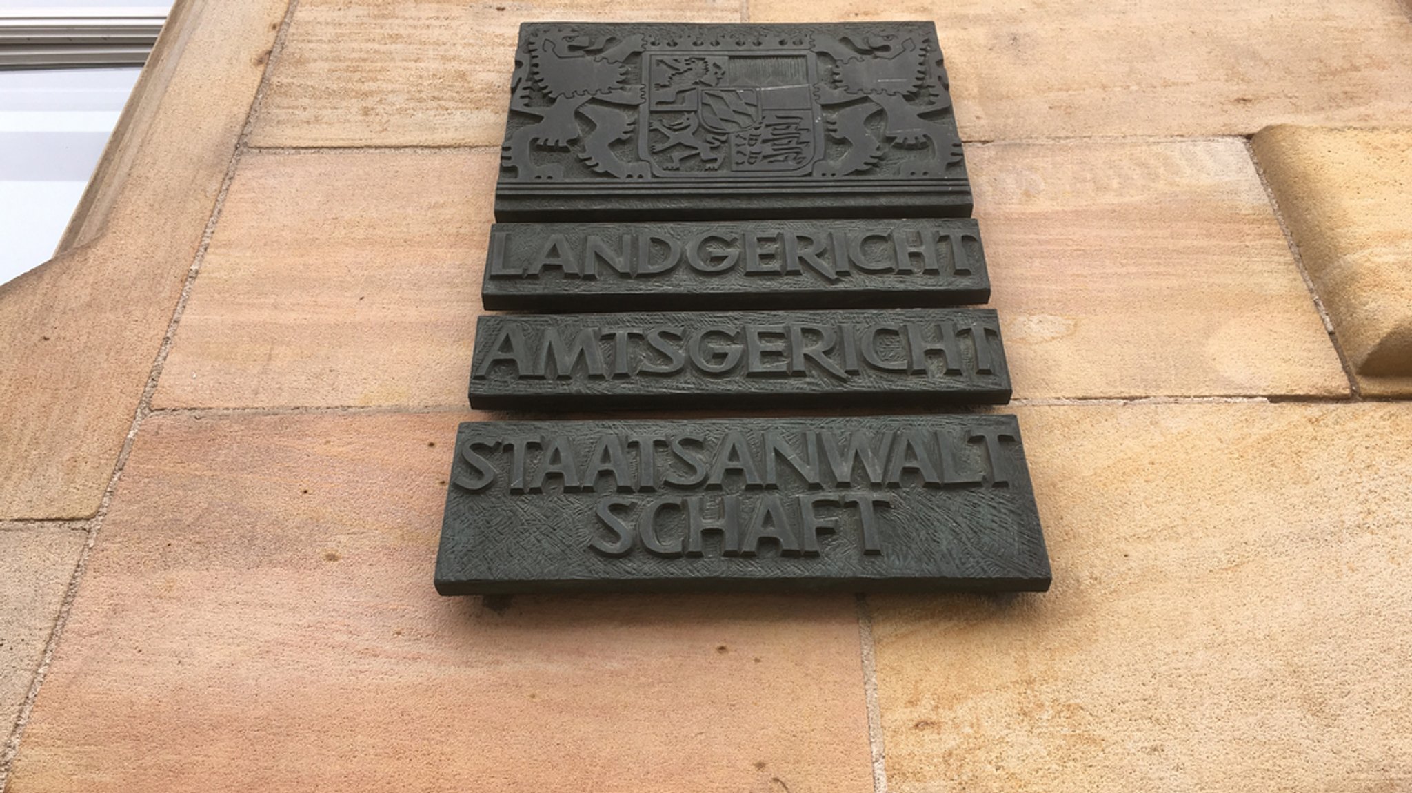 (Symbolbild) Hinweistafel am Gerichtsgebäude in Regensburg. | Bild: BR/Guido Fromm (Symbolbild) Hinweistafel am Gerichtsgebäude in Regensburg.