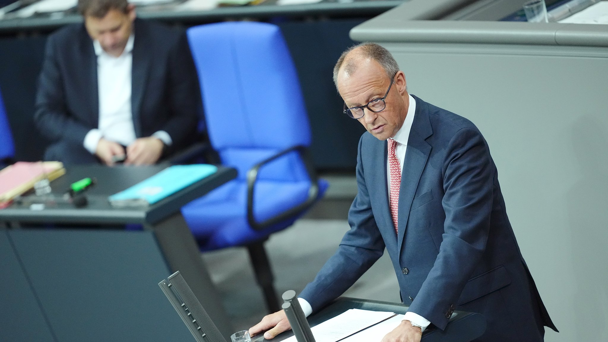 09.07.2025: Bundeskanzler Friedrich Merz (CDU) spricht in der Generaldebatte zum Haushalt im Plenum des Bundestags. | Bild: picture alliance/dpa/Kay Nietfeld 09.07.2025: Bundeskanzler Friedrich Merz (CDU) spricht in der Generaldebatte zum Haushalt im Plenum des Bundestags.