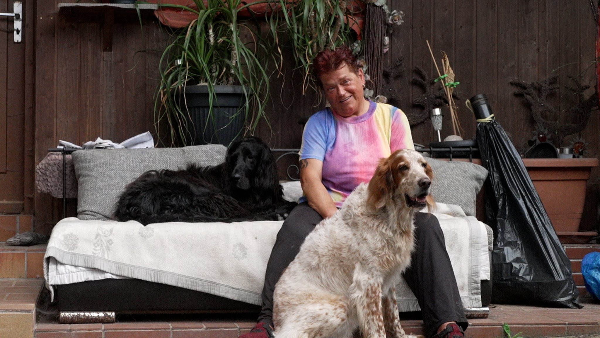 Monika Wittmann mit ihren zwei Hunden vor ihrem Haus in Regenstauf.